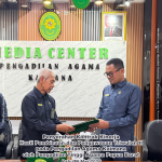 Penyerahan Kontrak Kinerja Hasil Pembinaan dan Pengawasan Triwulan II pada Pengadilan Agama Kaimana oleh Pengadilan Tinggi Agama Papua Barat